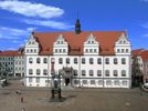 Blick auf das Wittenberger Rathaus, davor das Martin-Luther-Denkmal