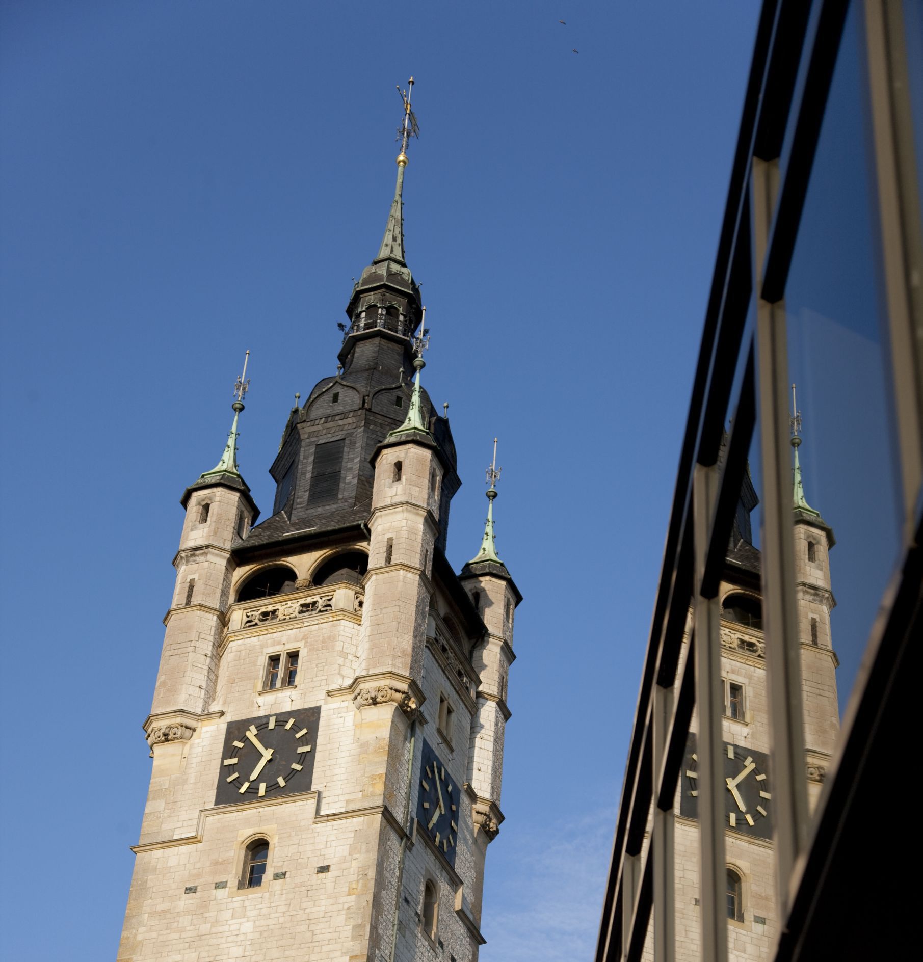 Blick auf den Turm des Dessauer Rathauses