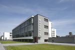 Blick auf das Bauhausgebäude in Dessau mit dem markanten Bauhaus-Schriftzug senkrecht an der Fassade.