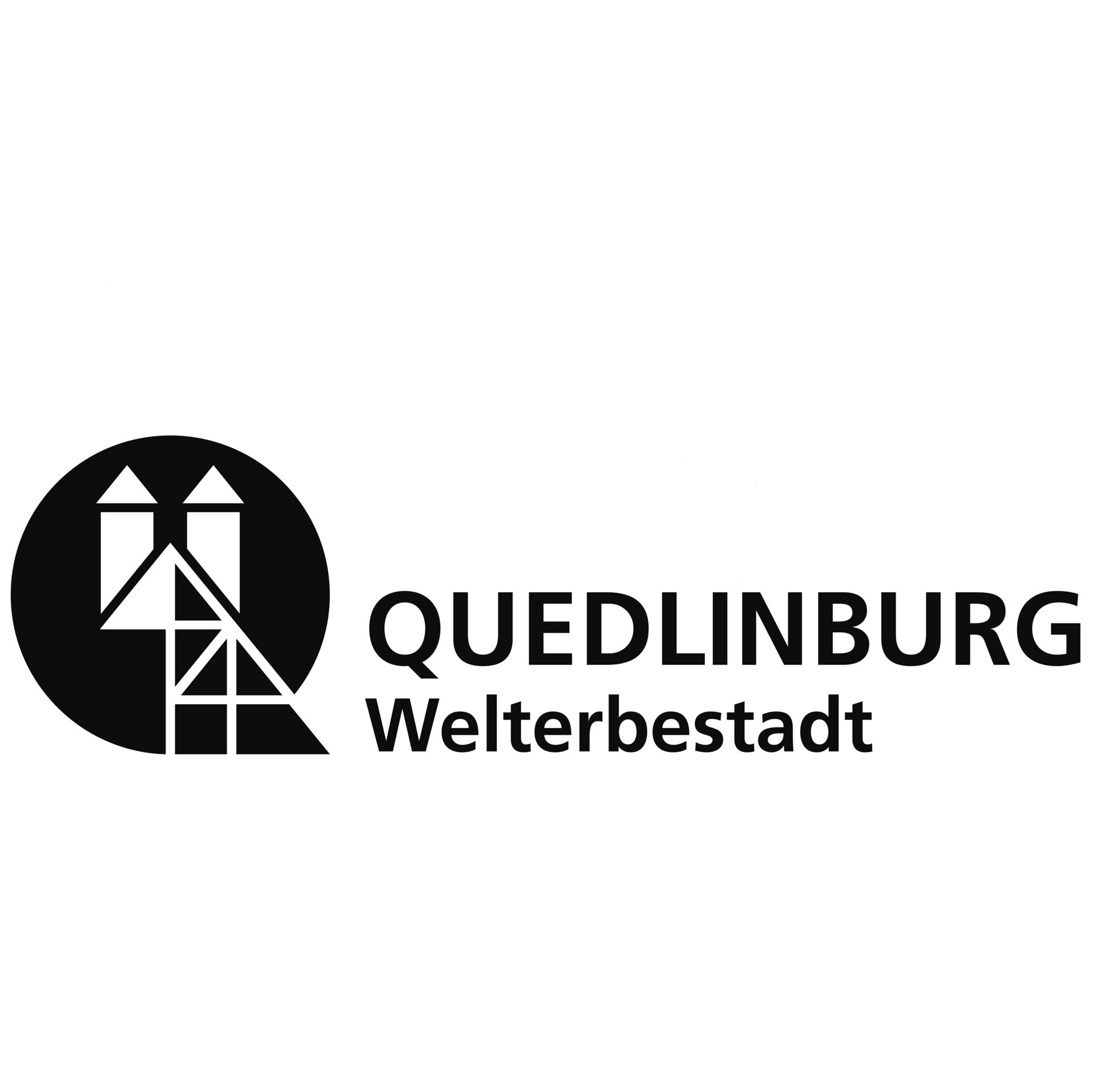 Logo der Welterbestadt Quedlinburg. Es zeigt die stilisierte Silhouette der Stiftskirche über einem Fachwerkgiebel, daneben den Schriftzu „Welterbestadt Quedlinburg“.