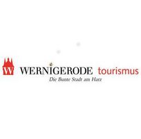 Logo der von Wernigerode Tourismus. Es zeigt das stilisierte Rathaus der Stadt und den Schriftzug „Wernigerode Tourismus. Die bunte Stadt am Harz“