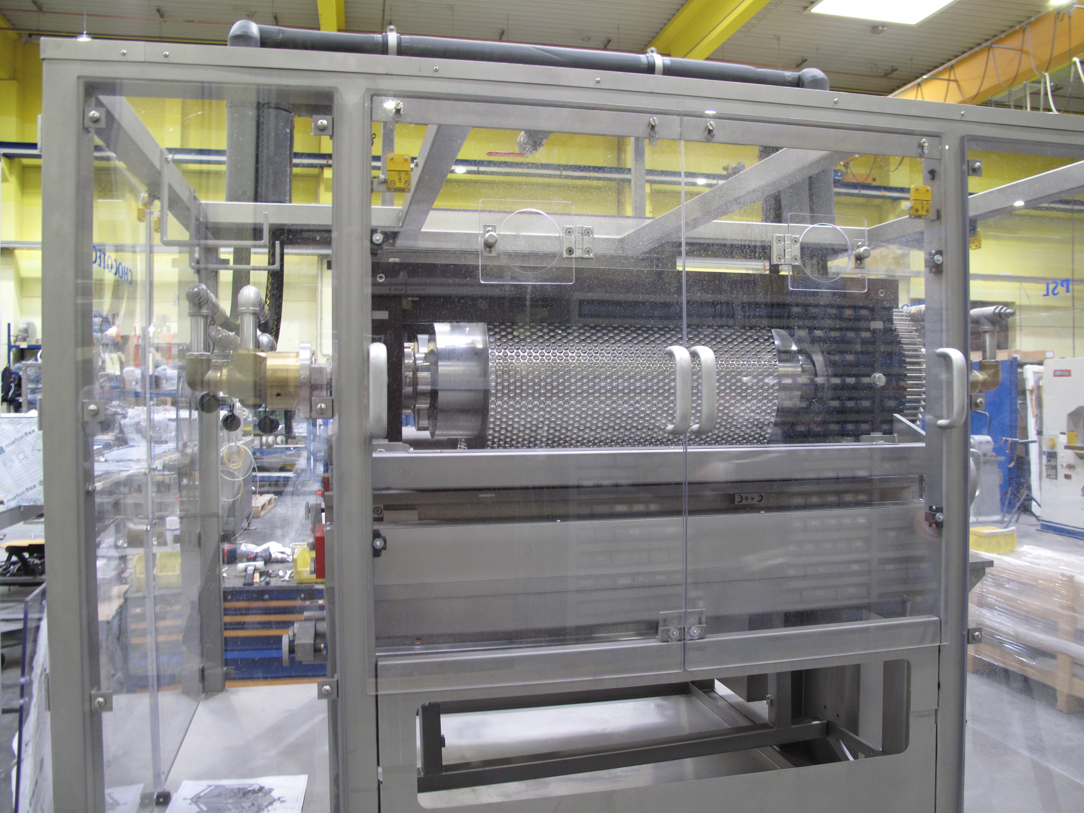 Blick in eine Fabrikhalle eines Herstellers von Maschinen für die Süßwarenproduktion
