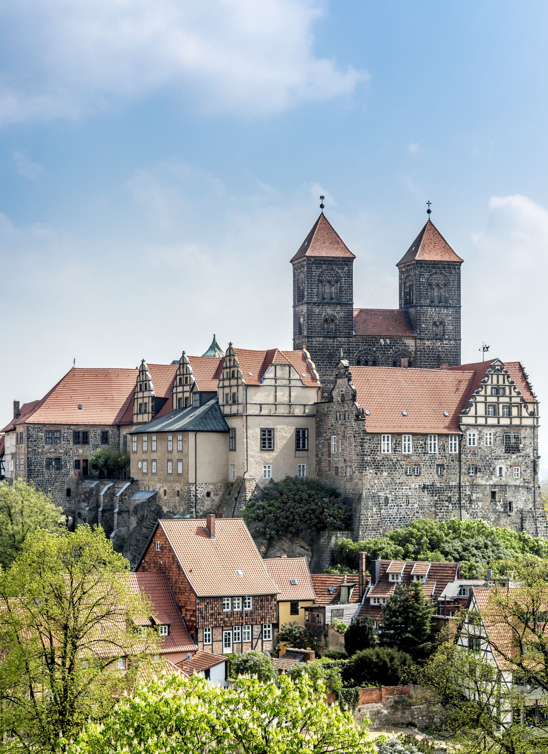 Blick auf Schloss und Stiftskirche in Quedlinburg, beides Teil des UNESCO-Weltkulturerbes