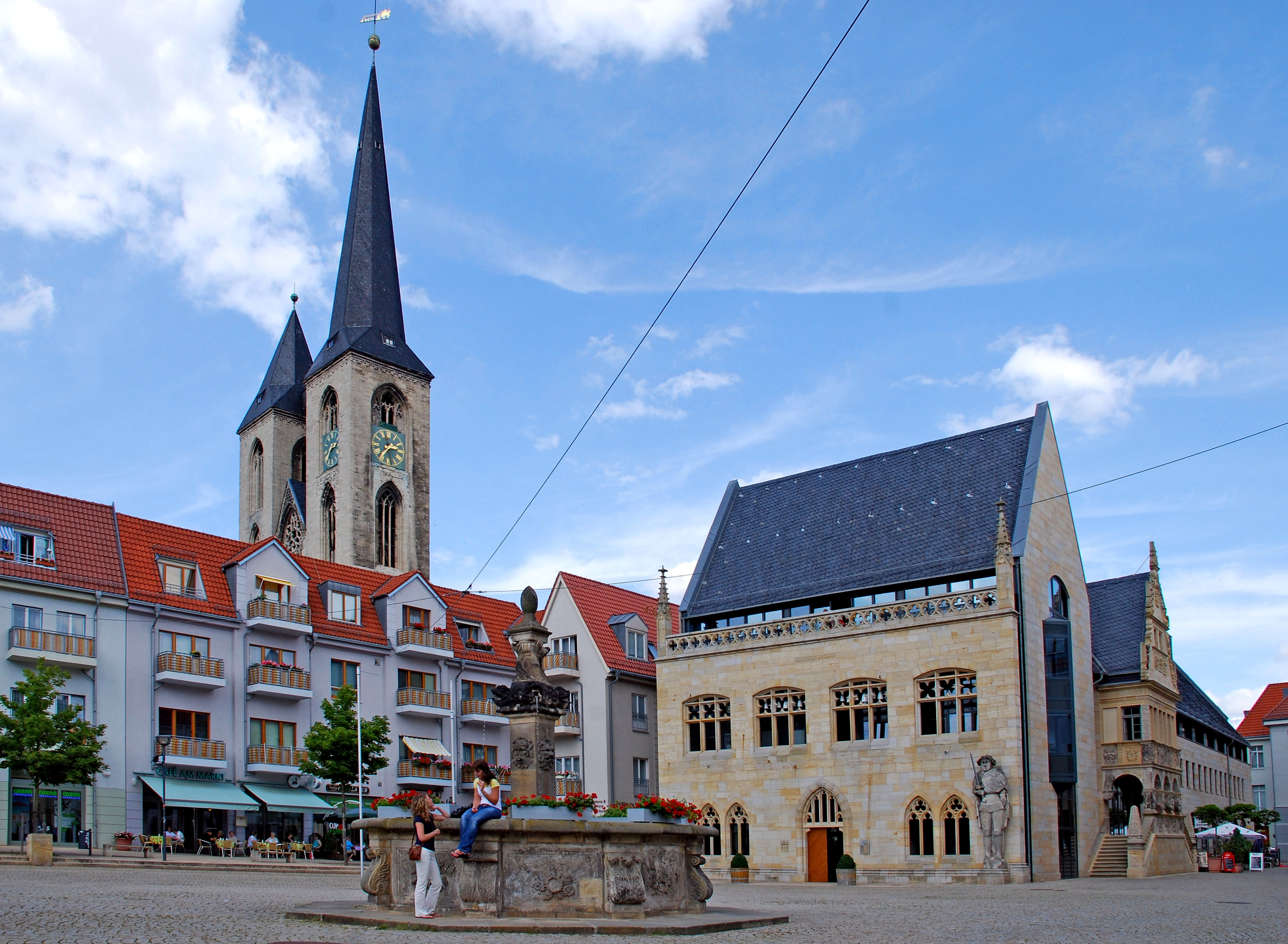 Das Halberstädter Rathaus mit dem Roland, im Hintergrund die Türme der Martinikirche