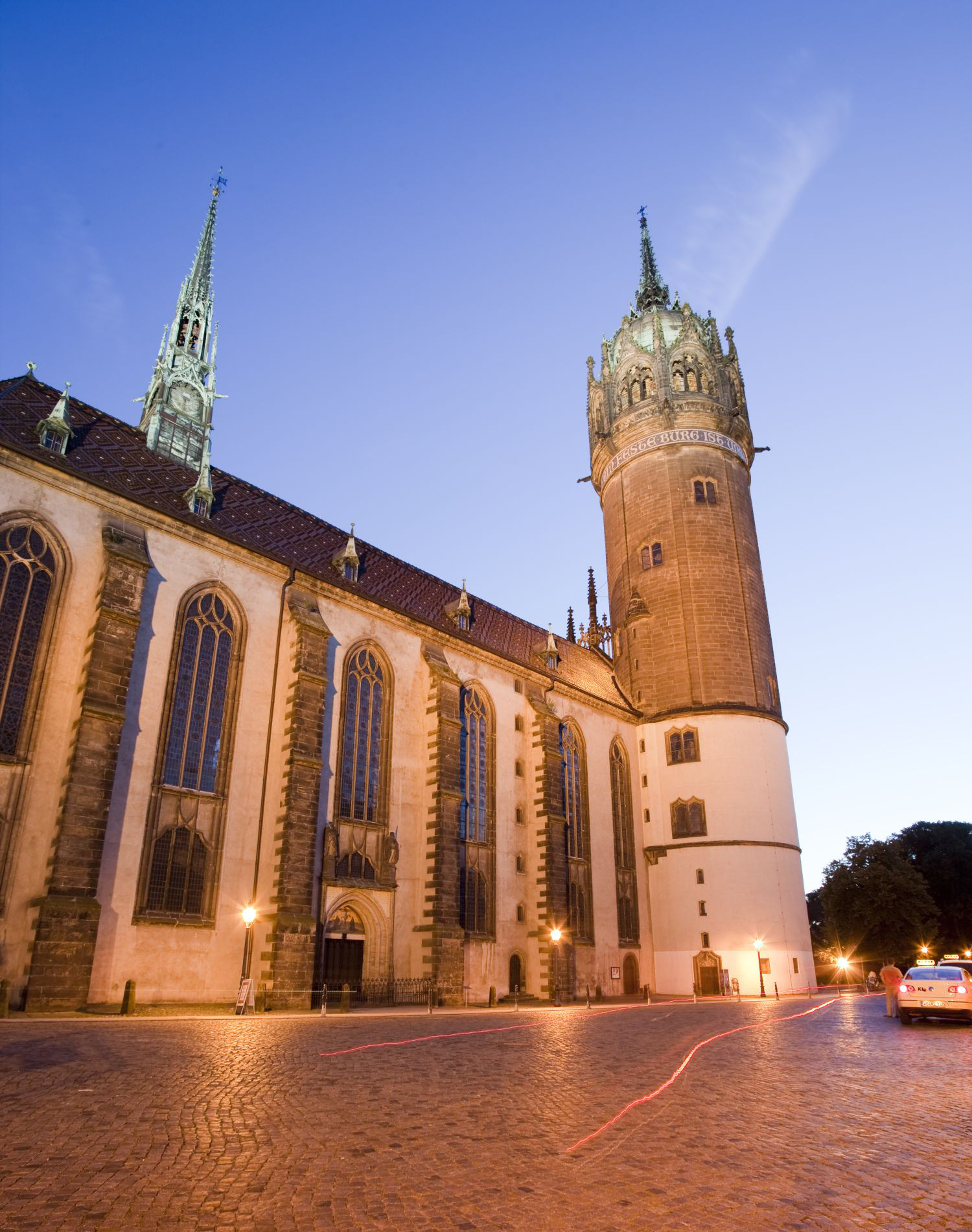Blick auf die Wittenberger Schlosskirche mit der Thesentür