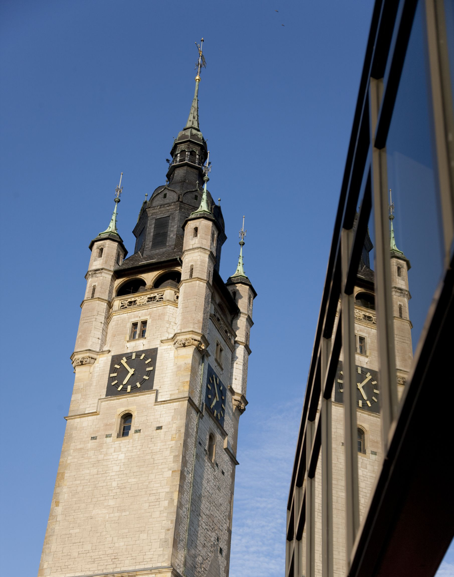 Blick auf den Turm des Dessauer Rathauses