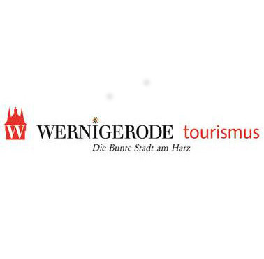 Logo der von Wernigerode Tourismus. Es zeigt das stilisierte Rathaus der Stadt und den Schriftzug „Wernigerode Tourismus. Die bunte Stadt am Harz“
