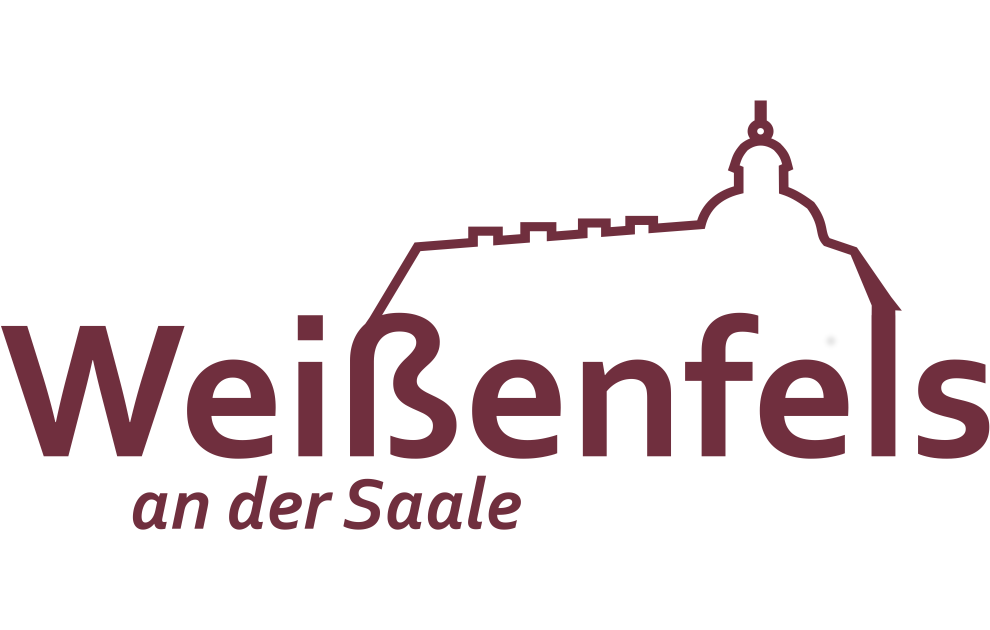 Logo der Stadt Weißenfels. Es zeigt den Schriftzug „Weißenfels an der Saale“ unter dem stilisierten Dach von Schloss Neu-Augustusburg